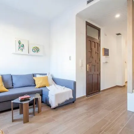 New 4 Pax Front Station Wifi Apartment Valencia
